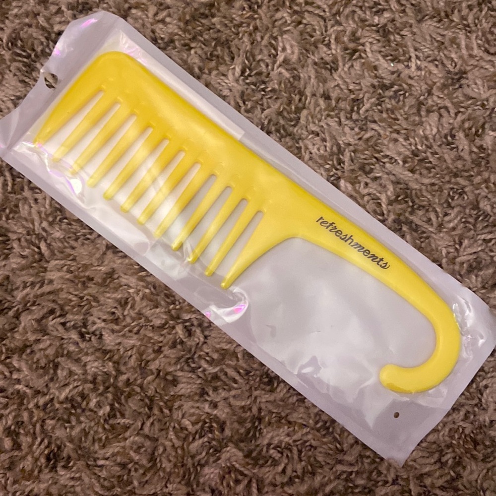 Yellow Ipsy refreshments comb in packaging